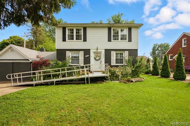front view picture of 30275 7 Mile Rd, Livonia, MI. 48152