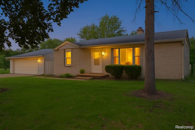 front view picture of 30542 Bretton, Livonia, MI. 48152
