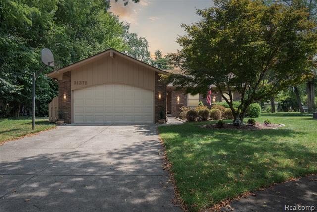 front view picture of 31378 Hillbrook, Livonia, MI. 48152