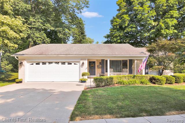 front view picture of 16042 Alpine, Livonia, MI. 48154