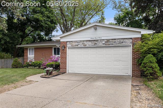 front view picture of 16303 Pollyanna, Livonia, MI. 48154