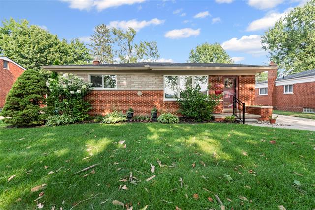 front view picture of 19542 Hardy, Livonia, MI. 48152
