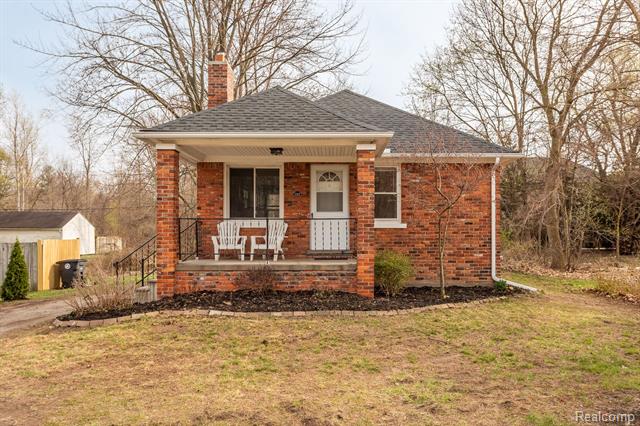 front view picture of 32305 7 Mile Rd, Livonia, MI. 48152