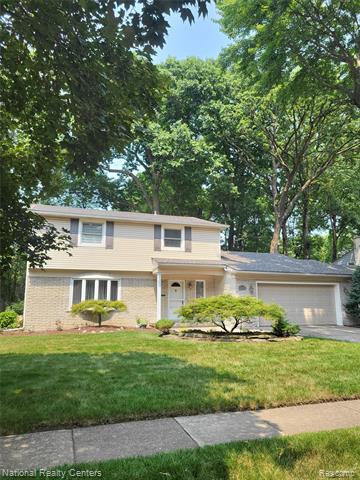front view picture of 32960 Brier Ct, Livonia, MI. 48152