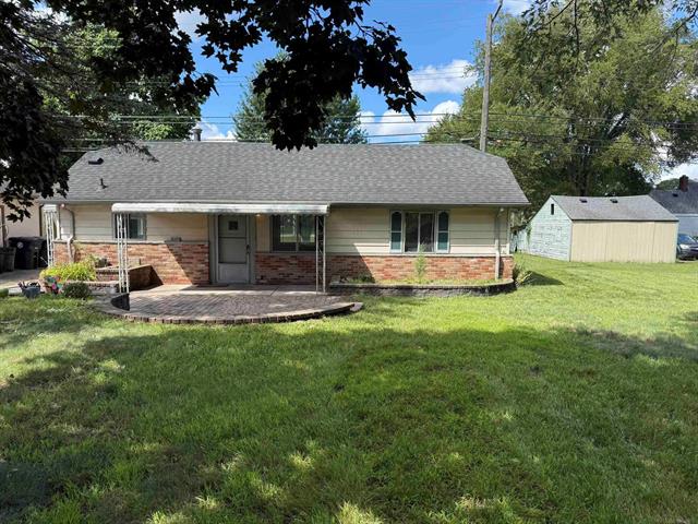 front view picture of 19325 Westmore, Livonia, MI. 48152