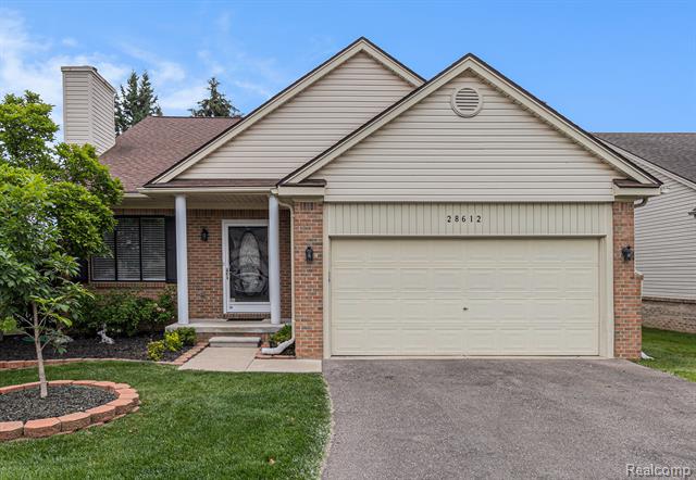 front view picture of 28612 Bayberry Park Dr, Livonia, MI. 48154