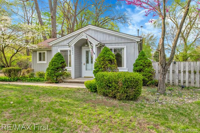 front view picture of 28940 Broadmoor, Livonia, MI. 48154