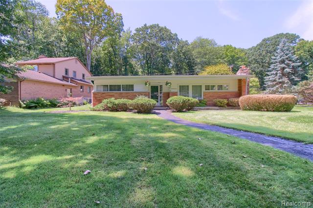 front view picture of 15621 Hidden Lane, Livonia, MI. 48154