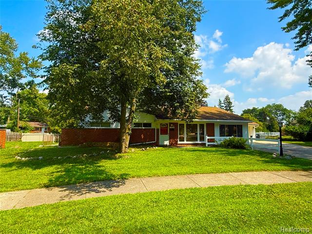 front view picture of 18582 Whitby, Livonia, MI. 48152