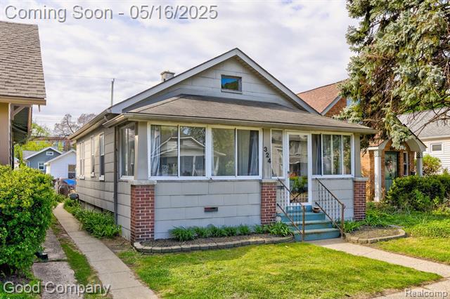 front view picture of 324 E Breckenridge St, Ferndale, MI. 48220
