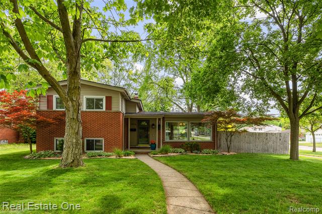 front view picture of 19961 Weyher, Livonia, MI. 48152