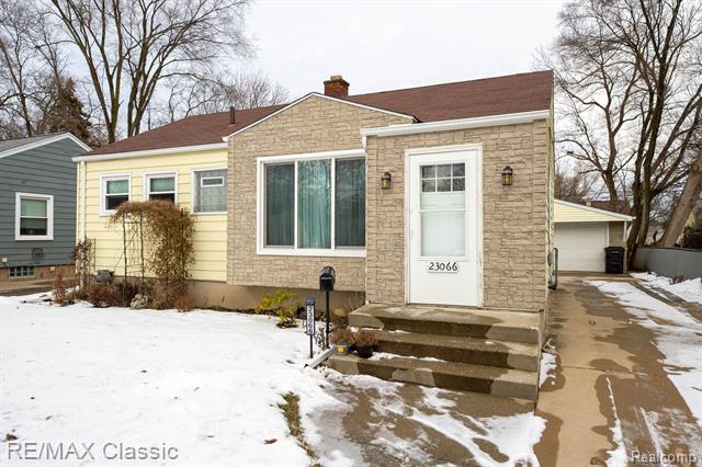 front view picture of 23066 Ithaca St, Oak Park, MI. 48237