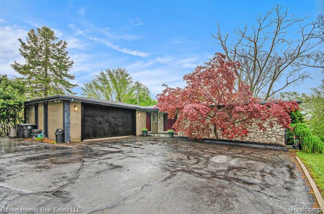 front view picture of 17204 Carol, Livonia, MI. 48152