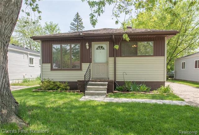 front view picture of 20116 Deering, Livonia, MI. 48152