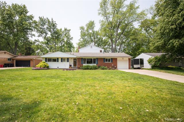 front view picture of 17733 Deering, Livonia, MI. 48152
