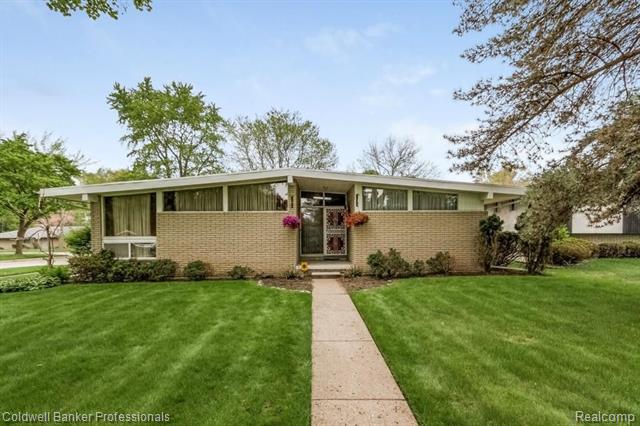 front view picture of 23592 Plumbrooke Dr, Southfield, MI. 48075
