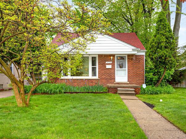 front view picture of 23165 Church St, Oak Park, MI. 48237