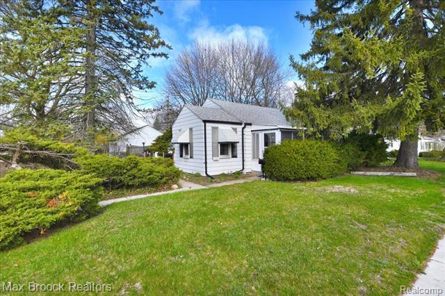 front view picture of 17135 Beech Daly, Redford, MI. 48240