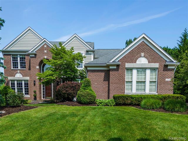 front view picture of 17590 White Pine Ct, Northville, MI. 48168