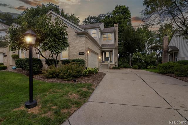 front view picture of 39568 Dun Rovin Dr, Northville, MI. 48168