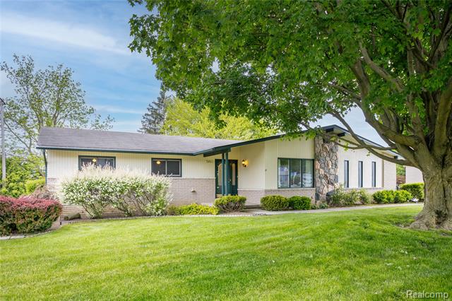 front view picture of 34961 Drake Heights Dr, Farmington, MI. 48335
