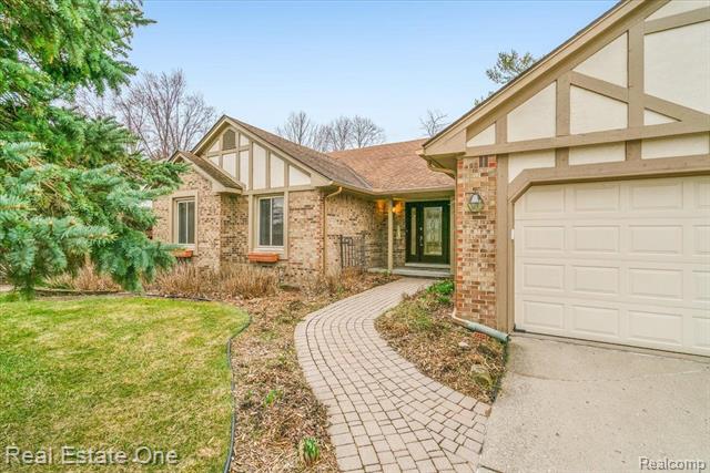 front view picture of 16161 Weatherfield Dr, Northville, MI. 48168