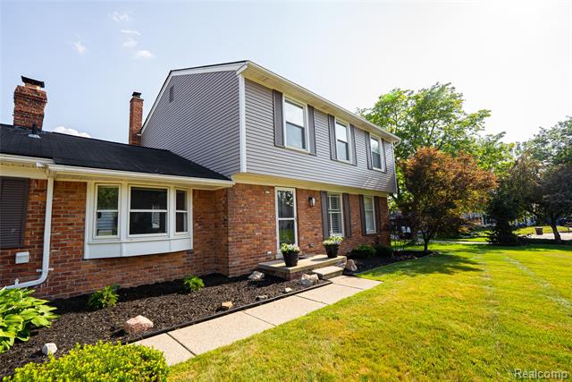 front view picture of 42331 Beacontree Ct, Northville, MI. 48168
