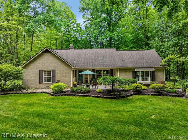 front view picture of 45100 Thornapple Ln, Northville, MI. 48168