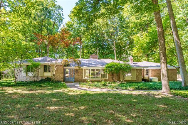front view picture of 20001 Springwood St, Northville, MI. 48167