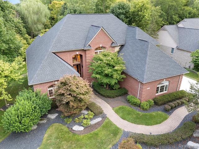 front view picture of 50173 Thetford Ct W, Canton, MI. 48187