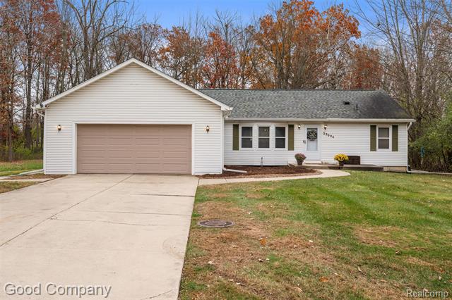 front view picture of 23304 Elmgrove St, Farmington, MI. 48336