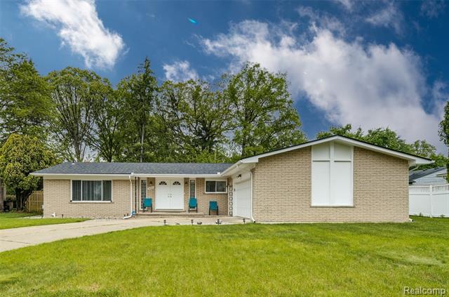 front view picture of 24970 Thorndyke St, Southfield, MI. 48033