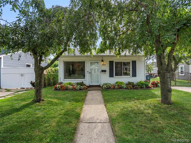 front view picture of 1842 Wrenson St, Ferndale, MI. 48220