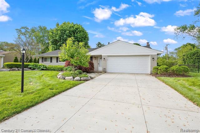 front view picture of 24018 Glen Ridge Ct, Novi, MI. 48375