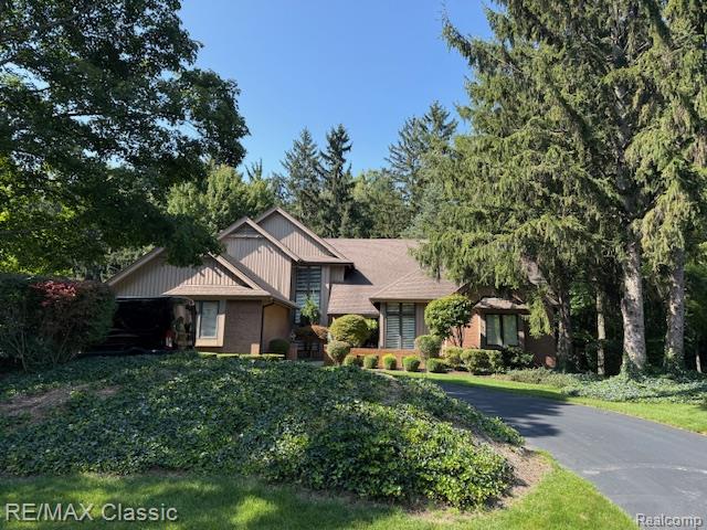 front view picture of 46486 Arboretum Cir, Plymouth, MI. 48170