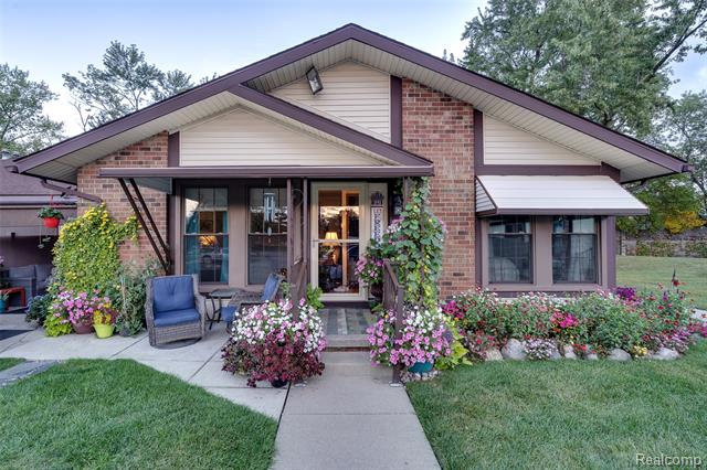front view picture of 40522 Newporte Dr, Plymouth, MI. 48170