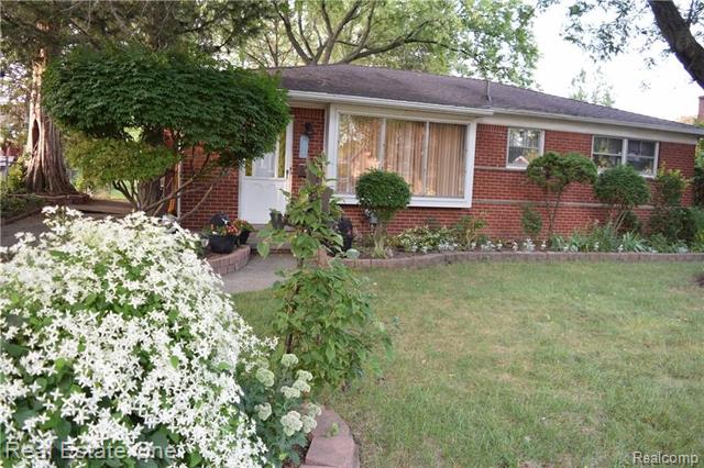 front view picture of 35516 Parkdale, Livonia, MI. 48150