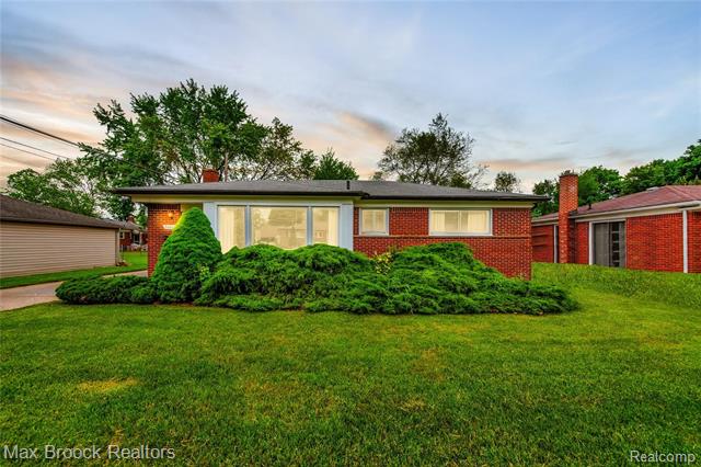 front view picture of 34958 Parkdale, Livonia, MI. 48150