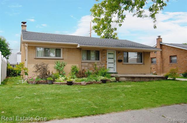 front view picture of 20824 Fairview, Dearborn Heights, MI. 48127