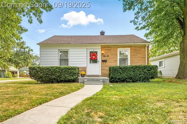 front view picture of 1986 Leitch Rd, Ferndale, MI. 48220