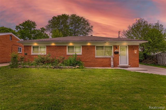 front view picture of 8039 Nightingale, Dearborn Heights, MI. 48127