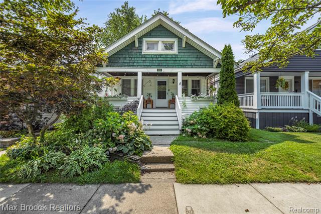 front view picture of 330 E Cambourne St, Ferndale, MI. 48220