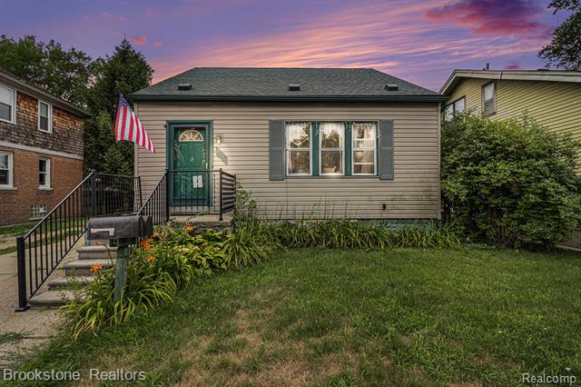 front view picture of 392 E Cambourne St, Ferndale, MI. 48220