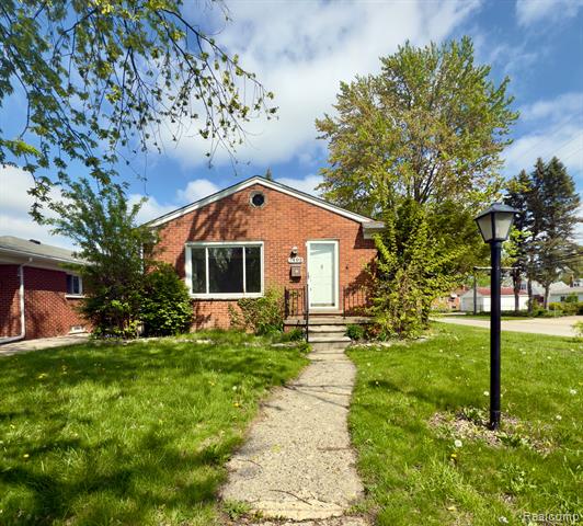 front view picture of 7402 Colonial, Dearborn Heights, MI. 48127