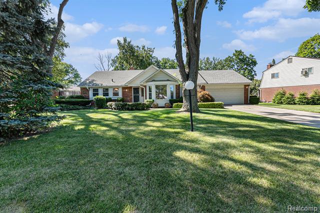 front view picture of 36746 Brittany Hill Dr, Farmington, MI. 48335