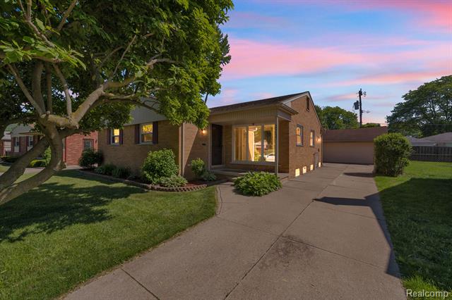 front view picture of 26637 Clairview, Dearborn Heights, MI. 48127