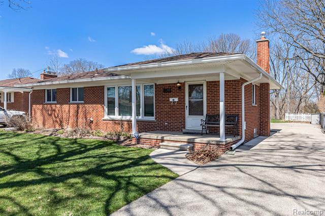front view picture of 27058 Clairview, Dearborn Heights, MI. 48127