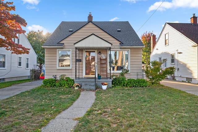 front view picture of 8251 Woodbine, Dearborn Heights, MI. 48127