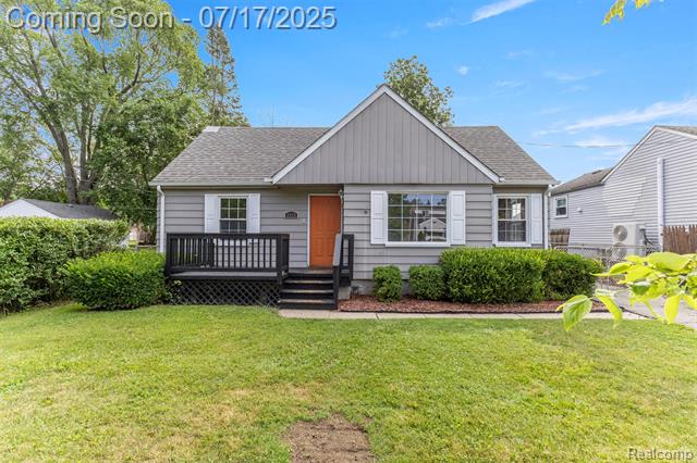 front view picture of 8916 Deering, Livonia, MI. 48150