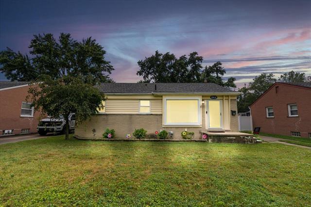 front view picture of 29632 Grandon, Livonia, MI. 48150